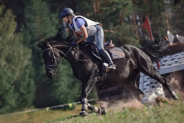 Ritratto Cavaliere Donna Cavallo Sportivo Nero Galoppare Energicamente Durante Competizione — Foto Stock