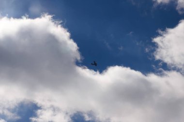 Güneş ve kümülüs beyaz bulutlar güzel mavi gökyüzü, sinek uçak karşı