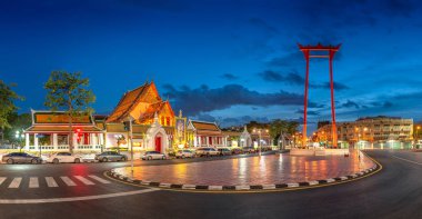 Kırmızı dev salıncak ve Wat Suthat Thepwararam Tapınak ön Panorama görünümü, Bangkoks hedef. Bangkok, Tayland