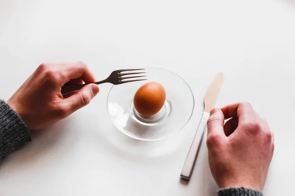 Свіже Яйце Тарілці Наступна Виделка Ніж Мінімалізм Білому Тлі — стокове фото