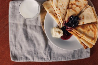 Bir havlu zemin üzerine sütle kahvaltıda krep. 