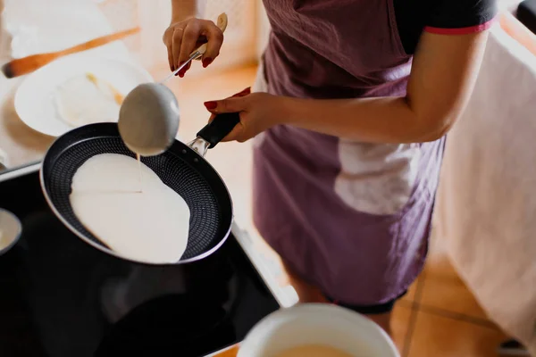 Жінка Готує Млинці Сковороді Процес Приготування Кухні — стокове фото
