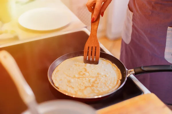 Процес Приготування Млинців Гарячій Сковороді Кухні Жінка Готує Смачні Млинці — стокове фото