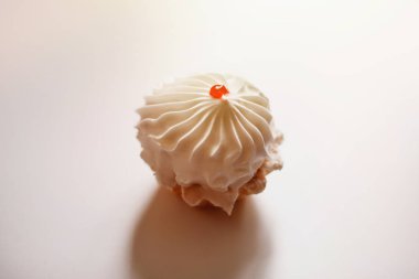 Üstte kırmızı jöle ile pasta. Beyaz arka plan.