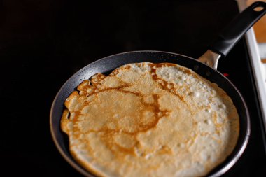 Krep mutfakta yemek. Tavada gözleme