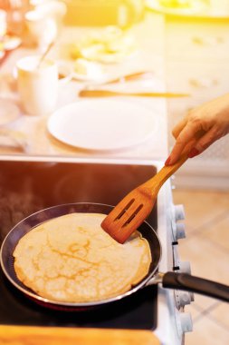 Sıcak bir tava üzerinde gözleme yapma süreci. Mutfakta, bir kadın lezzetli kek hazırlar..