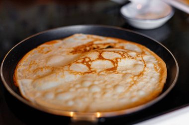 Krep mutfakta yemek. Tavada gözleme