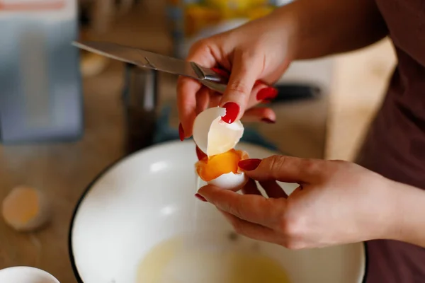 Мама Готується Сніданок Жінка Порушення Яйце Дівчина Приготування Їжі Кухні — стокове фото