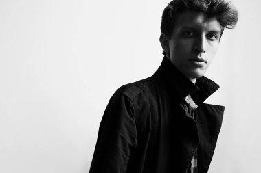 Ceket bir adam, bir. Dramatik portre. Duvara yakın penceresinden ışık. Siyah beyaz portre.