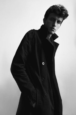 Ceket bir adam, bir. Dramatik portre. Duvara yakın penceresinden ışık. Siyah beyaz portre.