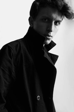 Ceket bir adam, bir. Dramatik portre. Duvara yakın penceresinden ışık. Siyah beyaz portre.