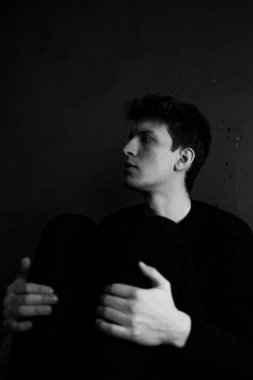 Siyah ve beyaz duygusal bir adam portresi. Dramatik fotoğraf. Işık penceresinden. Düşük anahtar.