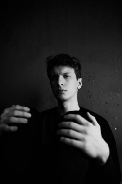 Siyah ve beyaz duygusal bir adam portresi. Dramatik fotoğraf. Işık penceresinden. Düşük anahtar.