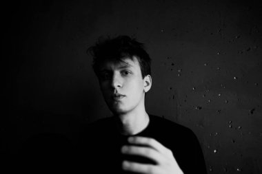 Siyah ve beyaz duygusal bir adam portresi. Dramatik fotoğraf. Işık penceresinden. Düşük anahtar.