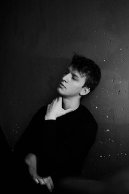 Siyah ve beyaz duygusal bir adam portresi. Dramatik fotoğraf. Işık penceresinden. Düşük anahtar.