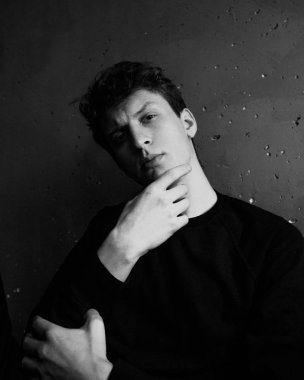 Siyah ve beyaz duygusal bir adam portresi. Dramatik fotoğraf. Işık penceresinden. Düşük anahtar.