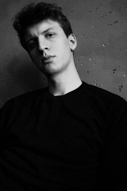 Siyah ve beyaz duygusal bir adam portresi. Dramatik fotoğraf. Işık penceresinden. Düşük anahtar.