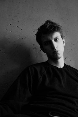 Siyah ve beyaz duygusal bir adam portresi. Dramatik fotoğraf. Işık penceresinden. Düşük anahtar.