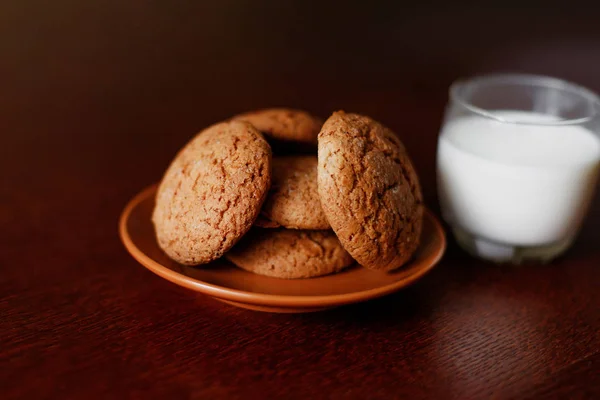 Стакан Свежего Домашнего Молока Вкусное Овсяное Печенье Деревянном Столе Мама — стоковое фото