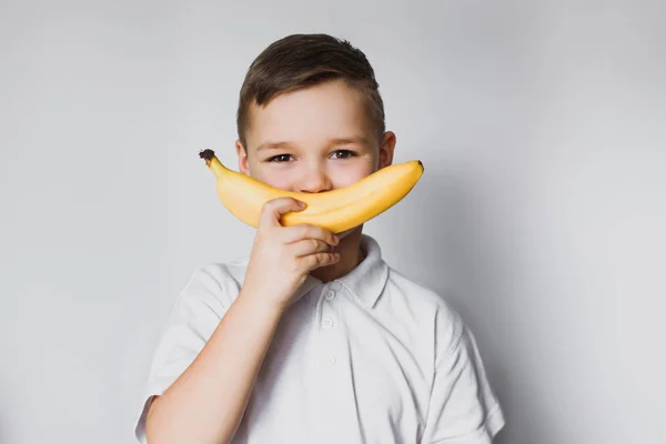 Маленький Хлопчик Тримає Банан Біля Його Обличчя Посмішка Ліцензійні Стокові Зображення