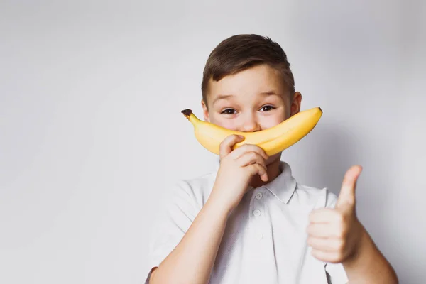 Маленький Хлопчик Тримає Банан Біля Його Обличчя Посмішка Прохолодно Стокове Фото