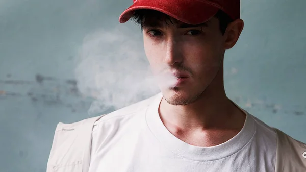 Porträt Eines Jungen Mannes Der Mit Roter Baseballkappe Und Regenmantel — Stockfoto