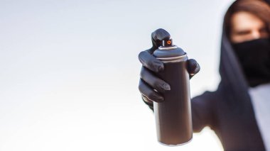 Kukuletalı adam maskesi çizim grafiti tarafından sprey boya ile olabilir. Grafiti sanatçısı çiziyor. Aerosol vandalizm portre. Kentsel kavramı.