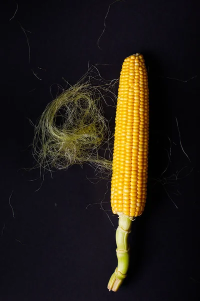 金色玉米芯的黑色背景 顶部视图 — 图库照片