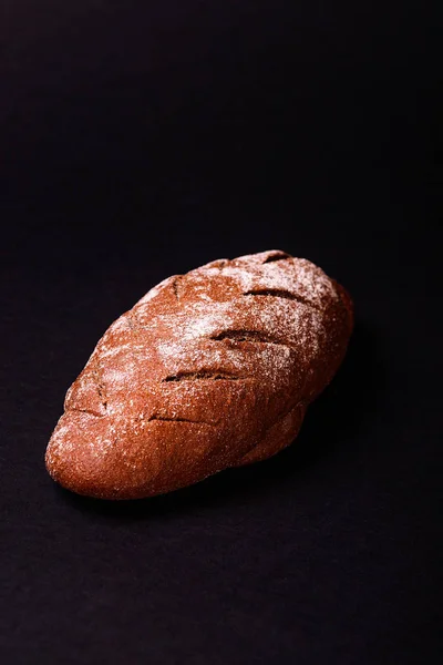 Домашний Хлеб Изолирован Черном — стоковое фото