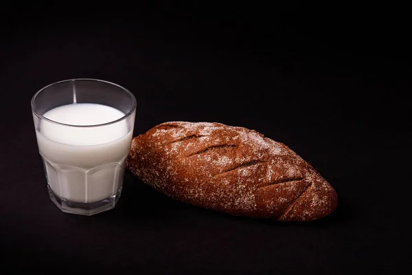 Świeże Mleko Smaczny Chleb Czarny Ciemnym Tle — Zdjęcie stockowe