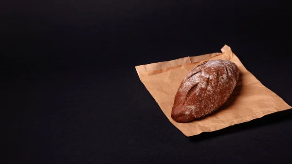 Günlük Ekmek Kağıt Siyah Arka Plan Kopya Alanı — Stok fotoğraf