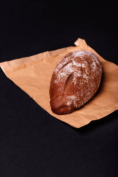 Печёный Вкусный Хлеб Чёрном Фоне — стоковое фото