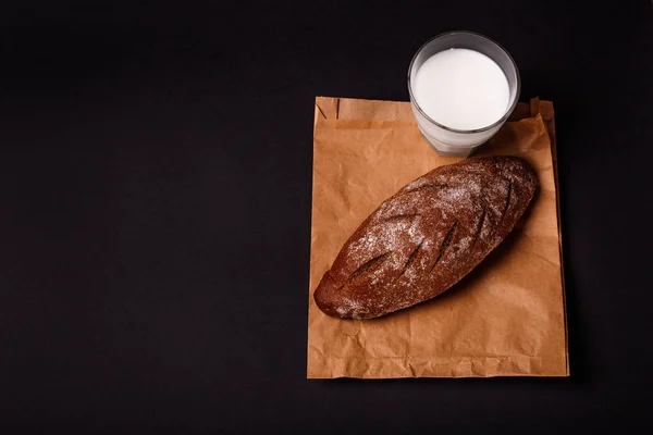 Вкусный Пшеничный Хлеб Молоком Тёмном Фоне Копирование Пространства — стоковое фото