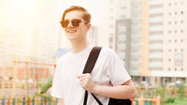 Güneş gözlüğü ile yakışıklı hipster portresi. Gülen adam 