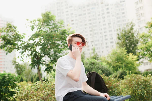 Genç Adam Açık Arama Telefonuyla Oturur — Stok fotoğraf