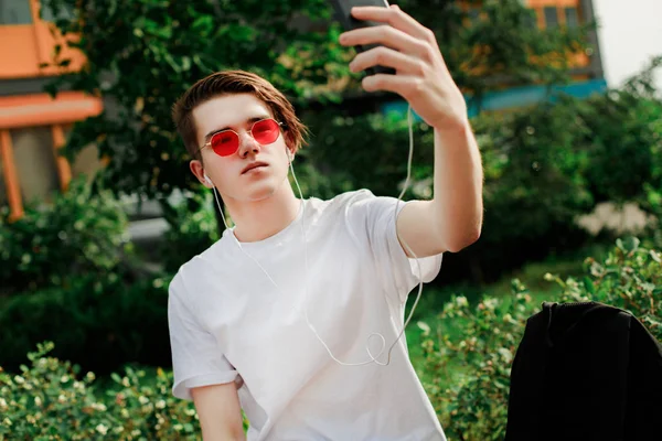 Jovem Atraente Óculos Vermelhos Camisa Branca Fazer Selfie Parque Livre — Fotografia de Stock