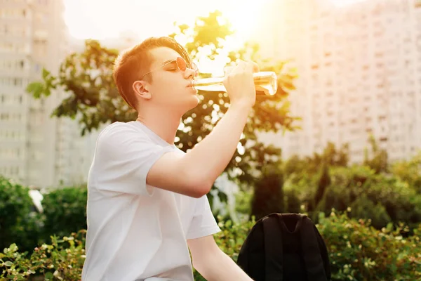 Estudante Bebe Cerveja Parque Livre Jovem Bonito Com Garrafa Cidra — Fotografia de Stock