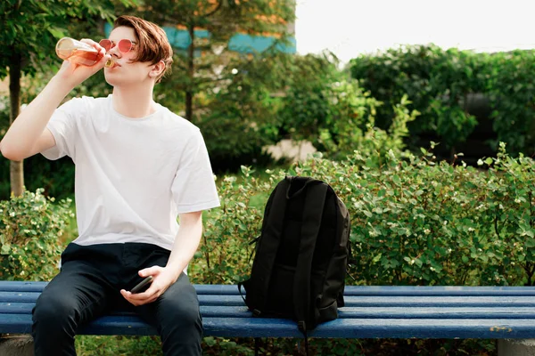 Bonitão Bebe Cerveja Parque Jovem Elegante Óculos Vermelhos Estilo Rua — Fotografia de Stock