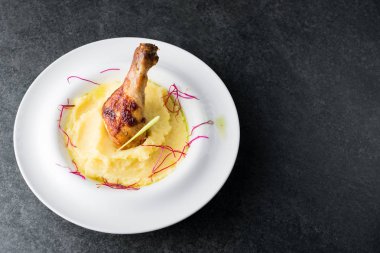 Tavuk budu beyaz bir tabağa iştah açıcı ile patates püresi.