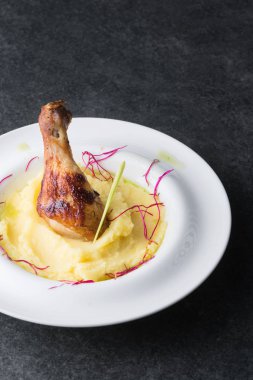 Tavuk budu beyaz bir tabağa iştah açıcı ile patates püresi.