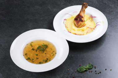 Tavuk budu beyaz bir tabağa iştah açıcı ile patates püresi.