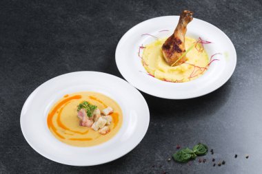 Tavuk budu beyaz bir tabağa iştah açıcı ile patates püresi.