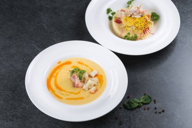 Kuskus kuzen et ve sebze ile iyi hizmet.