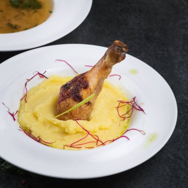 Tavuk budu beyaz bir tabağa iştah açıcı ile patates püresi.