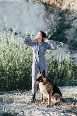 Sevimli kız köpeğini alanın arka planı ile oynarken.