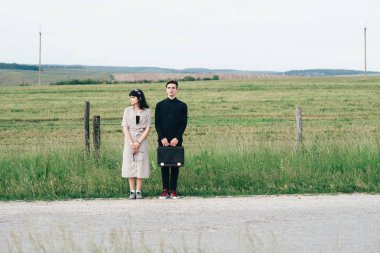 Hoş bir genç adam bir iş çantası kimin elinde güzel bir kız yanında duruyor.