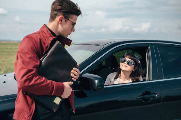 Uma Menina Jovem Bonita Sentada Volante Carro Preto — Fotografia de Stock