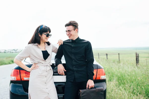 Casal Menina Menino Conversando Torno Carro Preto Fundo Céu Azul — Fotografia de Stock