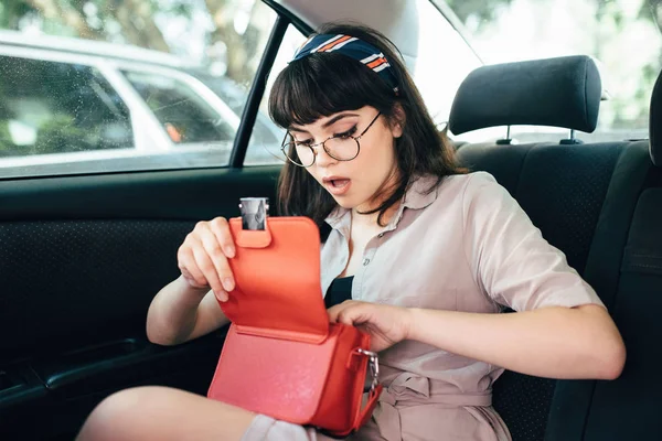 Jovem Bonita Adolescente Sentada Assento Carro Passageiro Com Uma Pequena — Fotografia de Stock