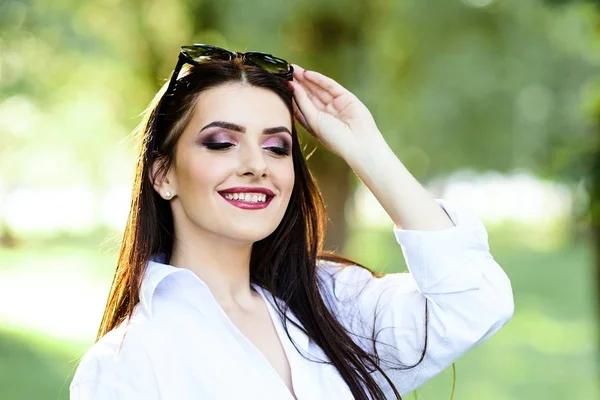 Linda Chica Morena Joven Con Hermoso Maquillaje Profesional Sobre Fondo —  Fotos de Stock